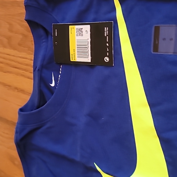 Active shirt by Nike - Picture 7 of 7